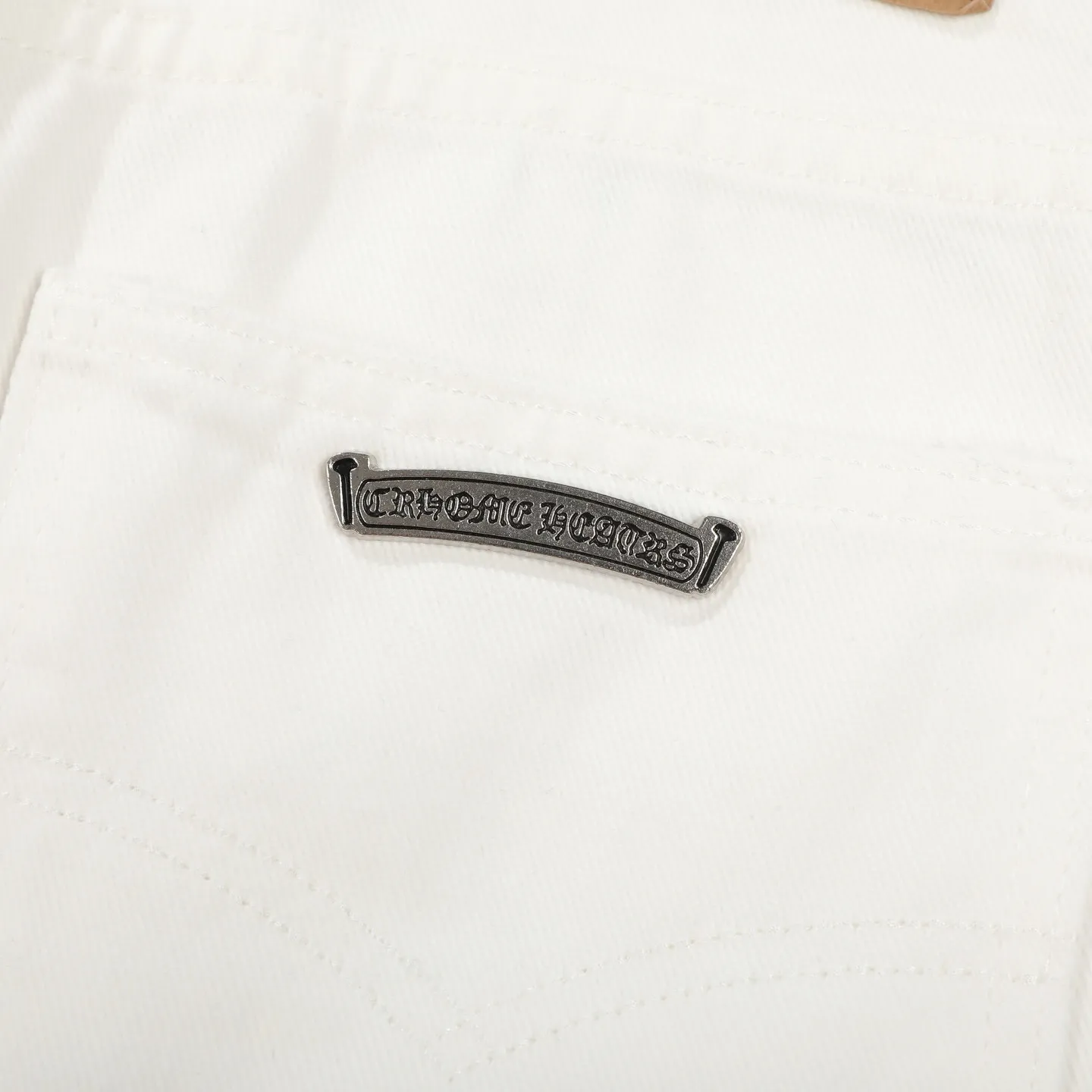 P230 💰 (Top version) Chrome Hearts/Chrome Hearts Classic white and blue series colored leather cross washed color fabric unisex denim trousers Vibe style straight stacked god-level version Carbon fine bias denim color cloth Old vintage full set of hardware - Chrome Hearts white cow series The high version uses high-ounce customized fabrics, fermentation washing and soft color fixation, soft and thick to wear, the details are all made by hand-polished craftsmanship, all-over printed jacquard fabric Unique design style. Through multiple processes to create a full retro feel. Unique niche non-contrast shirt. Customized distressed spray-painted buttons. Craftsmanship in every detail. Color: white and blue. Size: 28-30-32-34 (corresponding to S-M-L-XL)